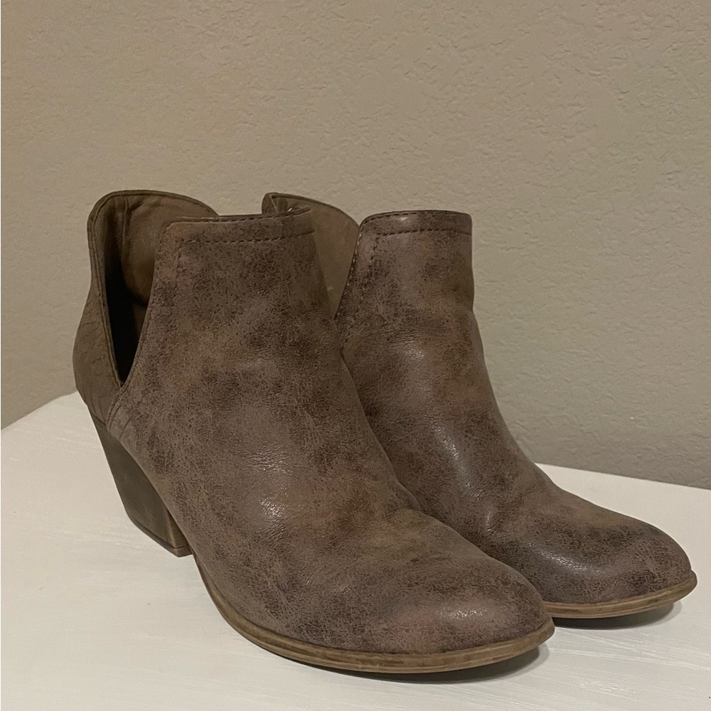 Taupe booties size 9 boutique brand
